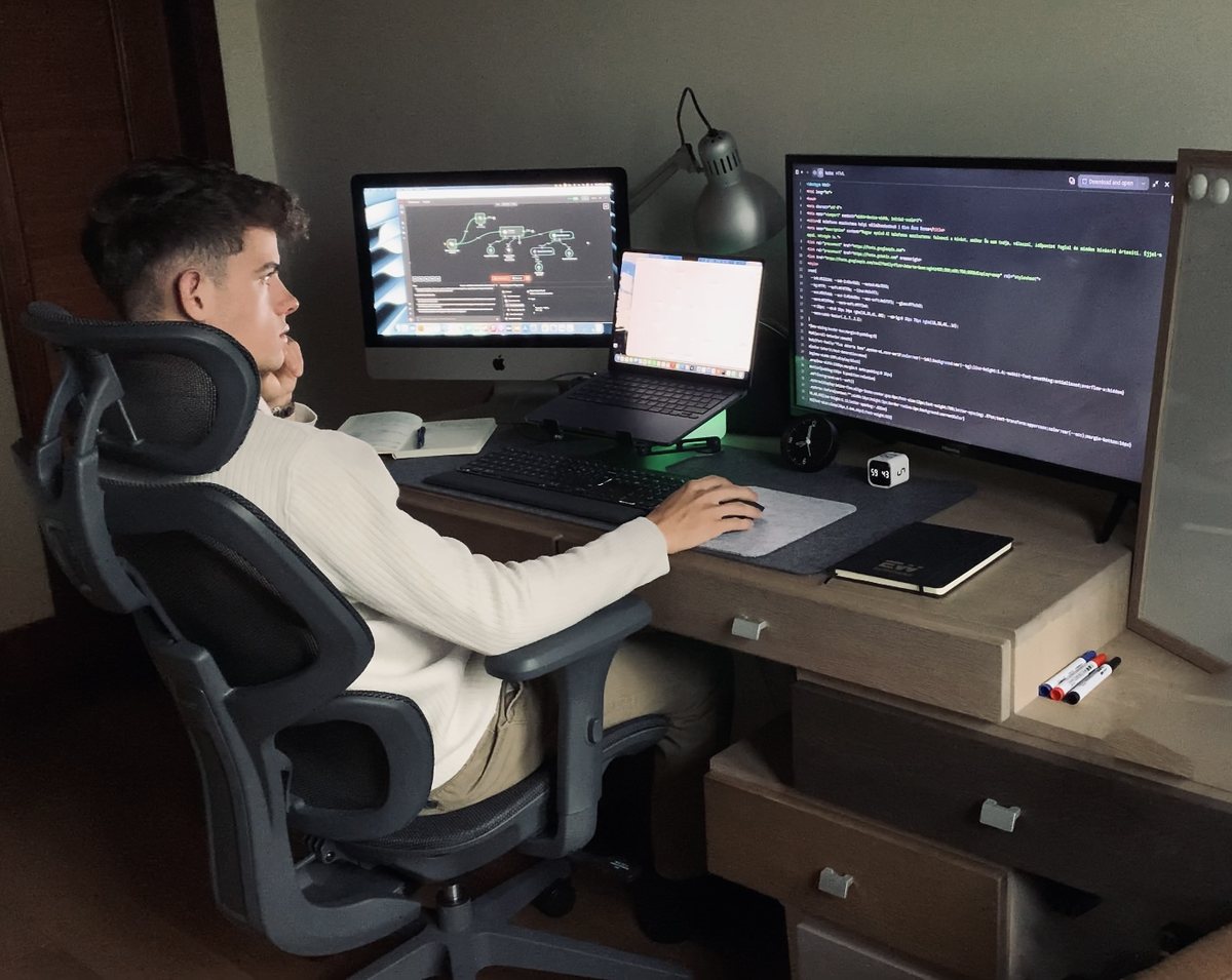 Kiss Ákos Bence az íróasztalánál, a monitoron egy hívásautomatizálási munkafolyamat